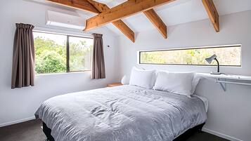 6 bedrooms, iron/ironing board, WiFi, bed sheets