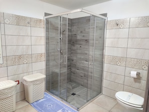 Een douche, een haardroger, een bidet, handdoeken
