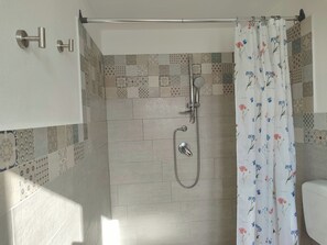 Chuveiro, secador de cabelo, bidê, toalhas de banho