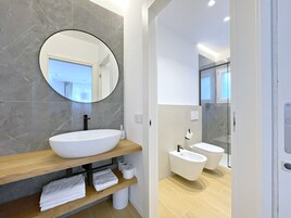 Apartment | Bathroom | Shower, hair dryer, bathrobes, towels