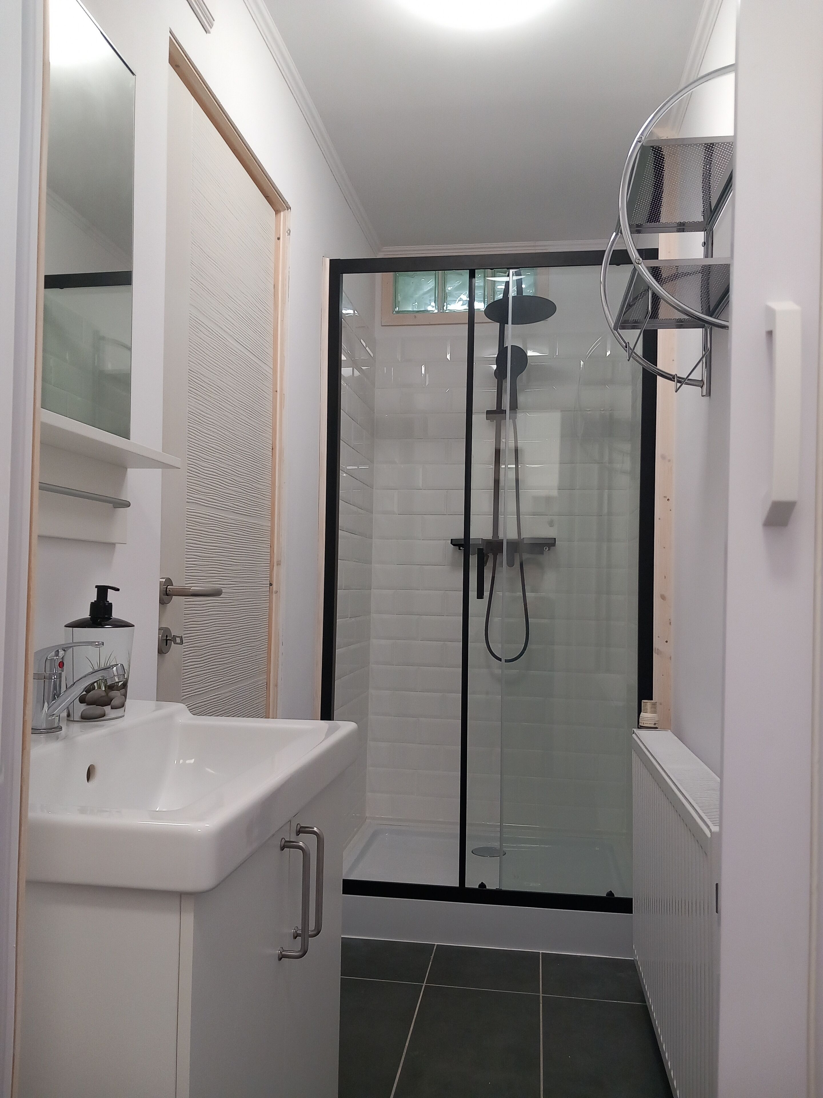 Een haardroger, handdoeken, zeep, shampoo