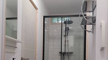 Een haardroger, handdoeken, zeep, shampoo