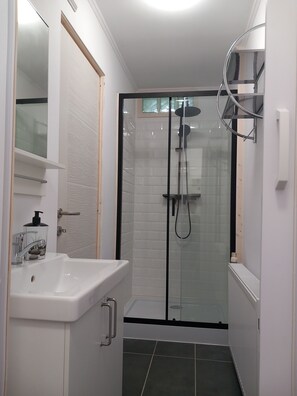 Een haardroger, handdoeken, zeep, shampoo