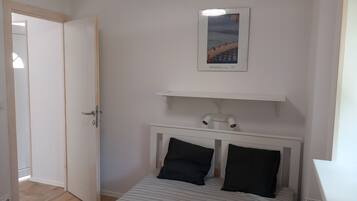 1 slaapkamer, een strijkplank/strijkijzer, beddengoed