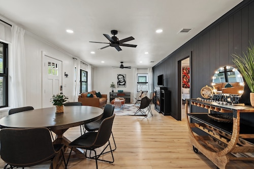 Das Green Dor - Sleeps 9, Hot Tub & Fire Pit