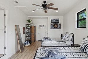 3 habitaciones, tabla de planchar con plancha, wifi y ropa de cama