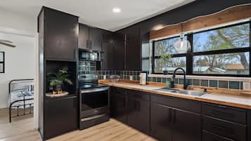 Een koelkast, een magnetron, een oven, een kookplaat