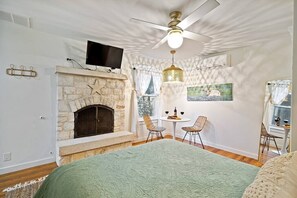 1 bedroom, iron/ironing board, WiFi, bed sheets - Stonewall Bungalow 2 - Sleeps 2 (Stonewall)