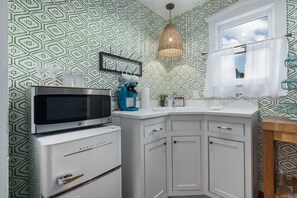 Refrigerador, microondas, cafetera y tetera y utensilios de cocina 