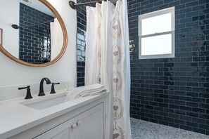 Shower, hair dryer, towels, shampoo - Stonewall Bungalow 2 - Sleeps 2 (Stonewall)