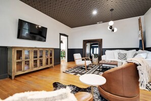 TV, fireplace - Stonewall Main Haus - Sleeps 6 (Stonewall)