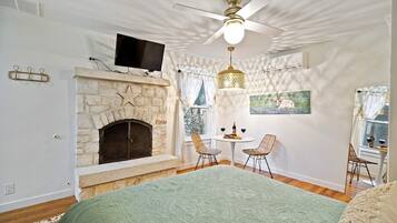 5 bedrooms, iron/ironing board, WiFi, bed sheets
