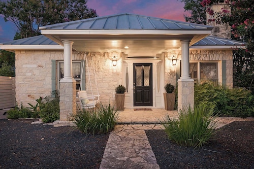 Stonewall Bungalows - Sleeps 15