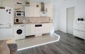 Réfrigérateur, micro-ondes, plaque de cuisson, lave-vaisselle