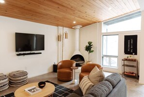 Televisión y oficina 