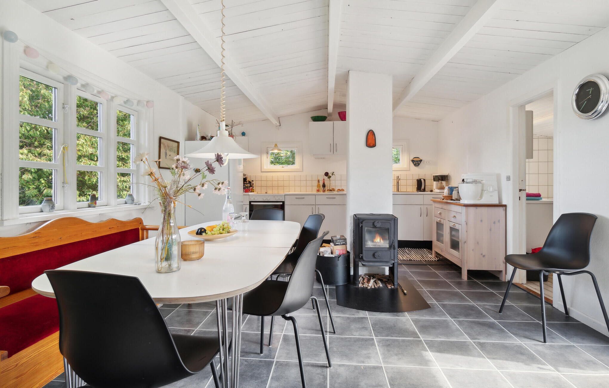 Kjøleskap, kokeplater, oppvaskmaskin og kaffetrakter/tekoker