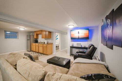 Steps from Midway Airport, 2BR 1BA Garden Unit