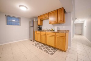 Kjøleskap, mikrobølgeovn, kokeplater og kaffetrakter/tekoker