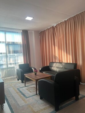 Desk, laptop workspace, soundproofing, free WiFi - Zeraviktoria (Atyrau)