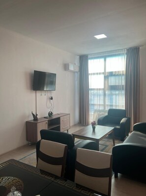 Schreibtisch, laptopgeeigneter Arbeitsplatz, schallisolierte Zimmer