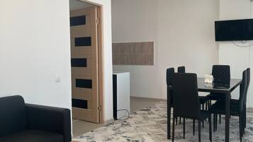 1 habitación, escritorio y espacio para trabajar con laptop