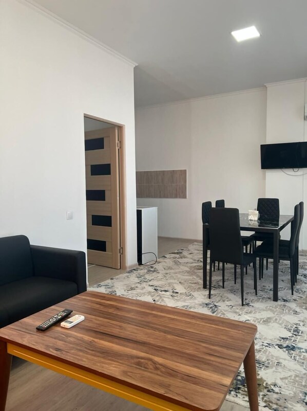 Schreibtisch, laptopgeeigneter Arbeitsplatz, schallisolierte Zimmer