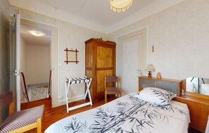 4 bedrooms, travel cot, free WiFi, bed sheets