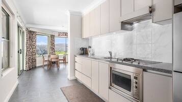 Jääkaappi, mikroaaltouuni, uuni, liesi