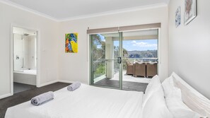 6 bedrooms, iron/ironing board, travel crib, free WiFi - Cliffnest House & Studio (Katoomba)