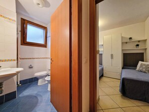 Huoneisto, 1 makuuhuone, patio, näköala puutarhaan | Kylpyhuone