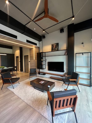 Design Apartment, 2 Bedrooms, 2 Bathrooms | Living area | 55-inch Smart TV with digital channels, streaming services - VAUX Park Street (Colombo)