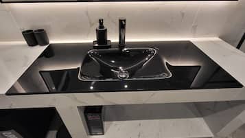 Shower, hydromassage showerhead, free toiletries, hair dryer