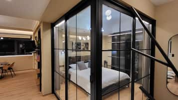 Deluxe Apartment | 2 bedrooms, hypo-allergenic bedding, laptop workspace, blackout curtains