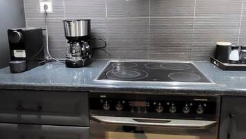 Full-sized fridge, oven, stovetop, dishwasher