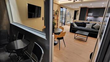 Deluxe Apartment | 2 bedrooms, hypo-allergenic bedding, laptop workspace, blackout curtains