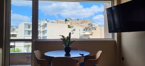 华丽公寓 | 起居区 | 50-英寸智能电视（配备有线频道）