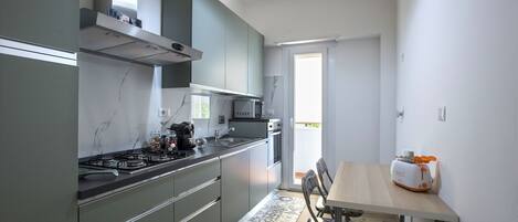 Mikrobølgeovn, ovn, kogeplade, opvaskemaskine