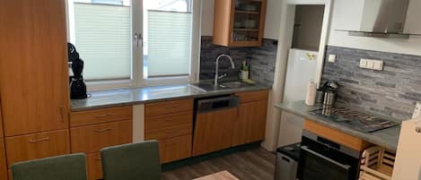 Fridge, microwave, stovetop, dishwasher