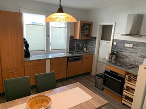 Jääkaappi, mikroaaltouuni, liesi, astianpesukone