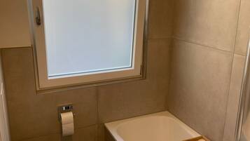 Haartrockner, Handtücher, Toilettenpapier