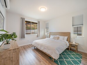 3 habitaciones, escritorio y tabla de planchar con plancha 