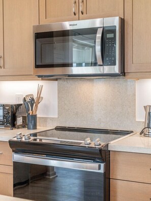 ثلاجة، ميكروويف، فرن، موقد طهي مسطح