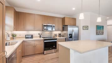 Frigorifero, microonde, forno, piano cottura