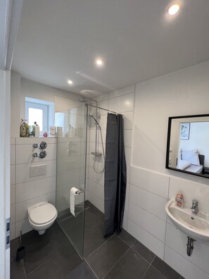 Haartrockner, Handtücher, Seife, Toilettenpapier