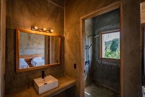 Habitación con 1 cama doble o 2 individuales, vistas al jardín | Baño | Ducha y cabezal de ducha tipo lluvia