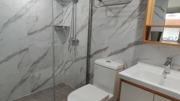 Douche, sĂšche-cheveux, serviettes fournies