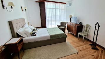 Kamar Double Klasik | Seprai premium, selimut bulu angsa, dan didekorasi berbeda-beda