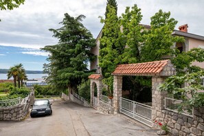 Property grounds - Holiday apartment with balcony and sea view (Crikvenica)