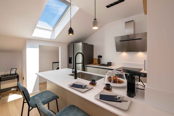 Fridge, microwave, oven, stovetop - Holiday apartment with balcony and sea view (Crikvenica)