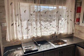 Casa, varias camas | Cocina privada | Refrigerador, microondas, horno y parrilla de estufa 